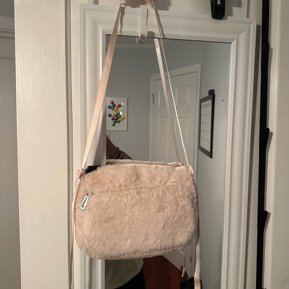 Nike Fur Fuzzy Cream Black Swoosh Multi-Compartment Crossbody Bag Purse - New - Picture 6 of 6